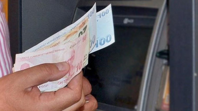 Emekliler hüsrana uğradı. Asgari ücret kadar zam bekleyen emekliye şok. Enflasyon artı ek zam bekleyen emekliye kötü haber geldi. Cumhurbaşkanı Erdoğan'ın emekli zammı açıklamasında ek zam yok. Emekli zammı ne kadar oldu?