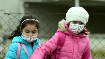 Dikkat! Okullarda figürlü maske tehlikesi ortaya çıktı. Öğrenciler maskelerini değiş tokuş ediyor böylelikle virüs geçişi kolaylaşıyor... Uzmanlardansa çocuklar için cerrahi maske uyarısı geldi