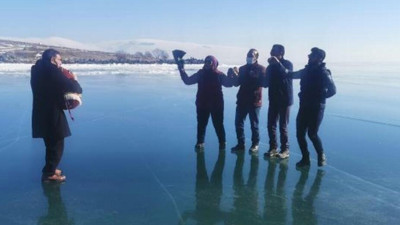 Ardahan'ın Çıldır ilçesinde, yüzeyi tamamen buz tutan Çıldır Gölü'ne giden yöre halkı ve ziyaretçiler, festival havasında eğleniyor