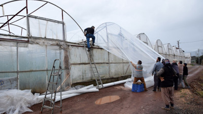 Antalya'nın Kumluca ilçesinde dün akşam 2,5 saat arayla oluşan 2 hortum, seraların plastik örtülerine zarar verdi