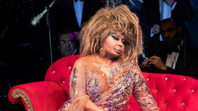 Bülent Ersoy'un görüntüsü ortalığa bomba gibi düştü! Anıtkabir'e tekerlekli sandalye ile gitti, saygı duruşunda ayağa kalktı.  Milli Savunma Bakanlığı, o görüntülere inceleme başlattı