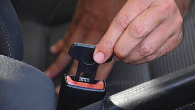 Emniyet kemeri alarmını susturmak için kullanılan 'toka' adı verilen aparat kaza anında ölümlere davetiye çıkarıyor. Emniyet kemeri yerine kullanılan 'ölüm tokası' sadece 10 liraya satılıyor