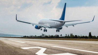 Yoğun kar yağışı sebebiyle uçuşları iptal eden İstanbul Havalimanı'nda tüm pistler hizmete açıldı. Bugün 755 seferin gerçekleşmesi bekleniyor