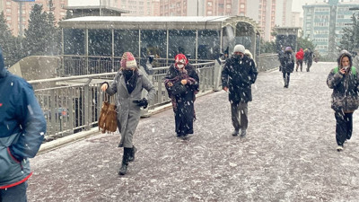 Meteoroloji Genel Müdürlüğü, Balkanlardan gelecek soğuk hava dalgasının uyarısında bulunmuştu. Türkiye'yi etkisi altına alan soğuk hava kendini kara teslim etti. İstanbul Beylikdüzü'nde kar yağışı başladı