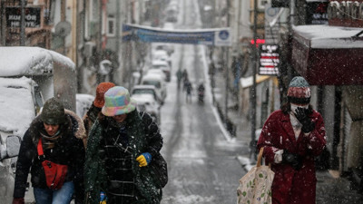 Kar yağışı İstanbul'a giriş yaptı! Aralıklarla etkili olan kar yağışıyla bazı ilçeler beyaza bürünse de İstanbul'un bazı ilçelerinde sadece araba üzerlerinde kar görüldü