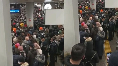 Metro, metrobüs iflas etti. Toplu taşımada izdiham yaşandı. Metro seferlerinin saatleri uzatıldı