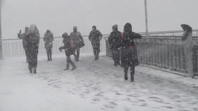 İstanbul'da tatil kararı geldi! İstanbul'daki kar yağışı hayatı felç etti