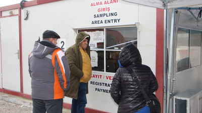 Kendi ülkelerinde PCR testi yaptırmanın pahalı olduğunu dile getiren Bulgarlar PCR testlerini Türkiye'de oluyor