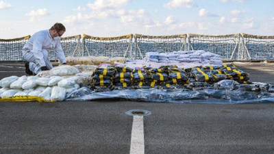 İngiliz donanması, Umman Körfezi’nde 20 milyon dolarlık uyuşturucu ele geçirdi