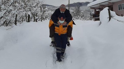 Ambulans kardan ilerleyemedi! Ambulans şoförü yaşlı hastayı metrelerce sırtında taşıdı. Ambulans şoförünün hareketi takdir topladı