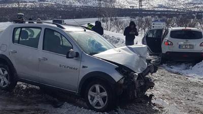Kar yağışı nedeniyle kayganlaşan yolda 2 otomobilin kafa kafaya çarpışması sonucu 4'ü çocuk 9 kişi yaralandı
