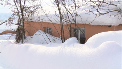 1800 rakımlı köy kardan görünmüyor: Köylüler kar tünellerinden ulaşım sağlıyor