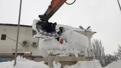Atatürk büstü kardan kapandı, polisler kepçeye çıkıp kürekle karı temizledi. Tunceli'nin Ovacık ilçesinden duygulandıran görüntüler