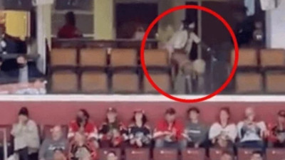 Ünlü şarkıcı tribünde seks yaparken yakalandı