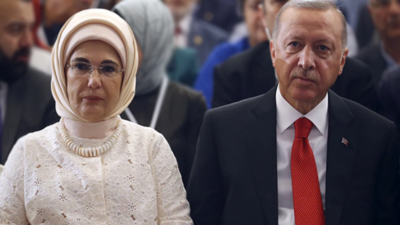 Cumhurbaşkanı Erdoğan ve Emine Erdoğan koronavirüse yakalandı. Erdoğan, sosyal medyadan duyurdu: Eşimle birlikte yaptırdığımız COVID-19 testimizin sonucu pozitif çıktı