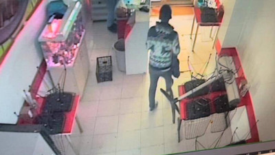 Aranvutköy'de bir kişi girdiği çiğköfte dükkanında bulunan sadaka kutusunu çaldı. Hırsızlık anları güvenlik kamerasına yansıdı