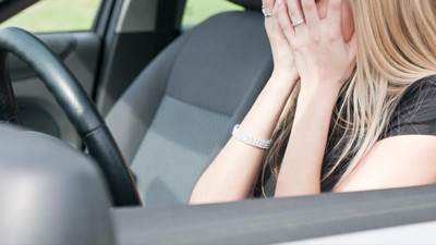 Müşteriye not bırakan market çalışanı işinden oldu! Evli kadının arabasının önüne telefon numarası bırakan market çalışanı işten kovuldu