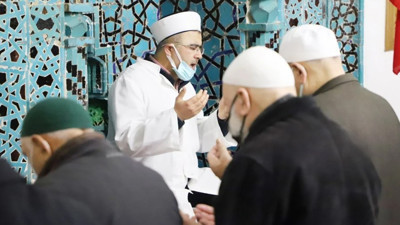 Afyonkarahisar'da AK Partililer koronavirüse yakalanan Cumhurbaşkanı Erdoğan ve eşi Emine Erdoğan için camide namaz kılıp dua etti