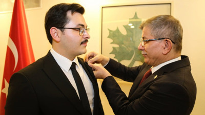 AK Partili isim Gelecek Partisi'ne katıldı! Onur Özkaya'ya rozeti Ahmet Davutoğlu taktı