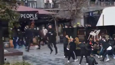 Fenerbahçe-Galatasaray derbisi öncesi kavga çıktı! Galatasaraylı ve Fenerbahçeli taraftarlara polis müdahale etti. Sahaya patlayıcı madde atıldı, maça ara verildi