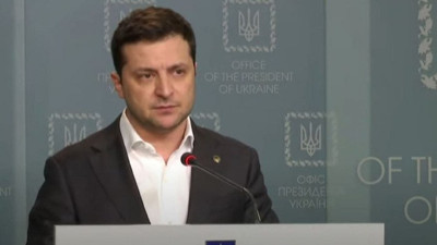 Ukrayna Devlet Başkanı Volodimir Zelenskiy'den direniş çağrısı: Ruslar ağır zayiata uğrayacak