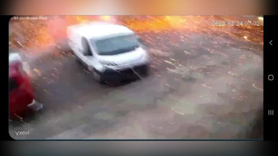 Ukrayna'da bir sivil bisikletle seyir halinde olduğu sırada Rus bombasının hedefi oldu. Kan donduran görüntüler güvenlik kamerası tarafından saniye saniye kaydedildi