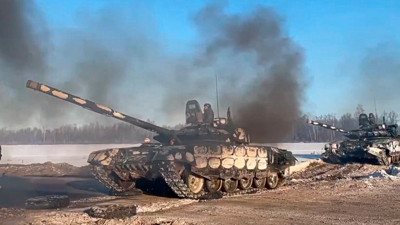 Rus Ordusuna bağlı tank birlikleri Ukrayna'nın başkenti Kiev'de: Rus kara birlikleri ile Ukrayna askerleri Kiev'de bulunan kamu binaları önünde çatışıyor. Kiev'de bir Rus uçağı düşürüldü