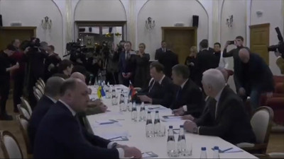 Rusya ve Ukrayna heyetleri, Belarus sınırındaki müzakere noktasına ulaştı. İki heyet arasındaki görüşmeler başladı, dünyanın gözü buraya çevrildi. Müzakere görüşmesi sona erdi