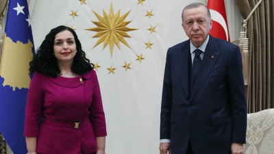 Cumhurbaşkanı Erdoğan, Kosova Cumhurbaşkanı Vjosa Osmani-Sadriu ile ortak basın toplantısı düzenledi. Cumhurbaşkanı Erdoğan'dan AB çıkışı. Kosova Cumhurbaşkanı'ndan NATO üyeliği isteği