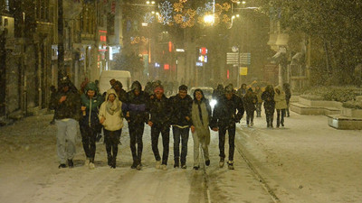 İstanbul Valisi Ali Yerlikaya motokurye yasağının kalkacağı tarihi duyurdu. Vali Yerlikaya motokuryeler için saat verdi. İstanbul'da turuncu alarm kalktı. İşte 14 Mart hava durumu