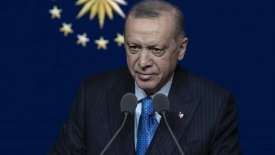 Cumhurbaşkanı Erdoğan 14 Mart Tıp Bayramında konuştu. Sağlık çalışanları için peş peşe müjde verdi. Sağlıkta şiddet suçları CMK kapsamında kataloğa dahil oluyor. Aile hekimlerinin maaşı artıyor. Hemşirelere de 3600 ek gösterge