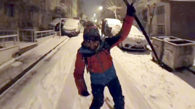 Yine ortaya çıktı: Beden öğretmeni her kar yağışında caddeleri kayak pistine çeviriyor