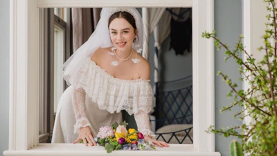 Demet Evgar’ın çok konuşulan gelinliğinin sırrı: Sarı botları dikkat çekmişti