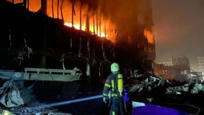 Ukrayna'nın başkenti Kiev'de bulunan bir alışveriş merkezi, dün akşam Rus birliklerince bombalandı