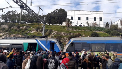 Tunus'ta iki tren kafa kafaya çarpıştı