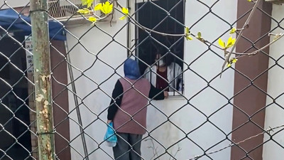 Sağlık merkezinde görülmemiş muayene. Hastalar içeri alınmıyor, pencereden muayene ediliyor. Hastanın bademciğine telefon ışığıyla bakılıyor