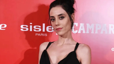 Ünlü oyuncudan korkutan haber. Melis Sezen ile İspanya'ya gidecekti havalimanında fenalaşan ünlü oyuncu Cansu Dere hastaneye kaldırıldı