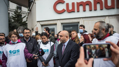Cumhuriyet gazetesinden istifa eden ekip dünyaca ünlü gazete ile anlaştı. Cumhuriyet'in eski Genel Yayın Yönetmeni Aykut Küçükkaya duyurdu. Gazete 22 Nisan'da okuyucu ile buluşacak. Mayıs ayında sürpriz var