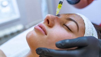 Yaşlanmaya karşı çözümü açıkladı, uyardı. Doktor Mehmet Emin Güneş, 'Yaşlılık tarihe karışıyor. Yaş almaya dur. Yaşlılığa karşı mezoterapi' dedi, mezoterapi ile ilgili önemli uyarıda bulundu. Mezoterapi nedir. Mezoterapinin zararı var mı?