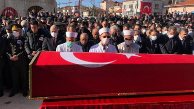 PKK'nın roketatarlı saldırısında şehit olan Piyade Teğmen Kaan Kanlıkuyu'ya son görev. Cenaze töreninde gözyaşları sel oldu. Şehidin 5 aylık hamile eşi Şeyma Kanlıkuyu tabuta sarılarak ağladı.