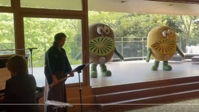 Yeni Zelanda Başbakanı Ardern'i Japonya'da "hüzünle dans eden kiviler" karşıladı