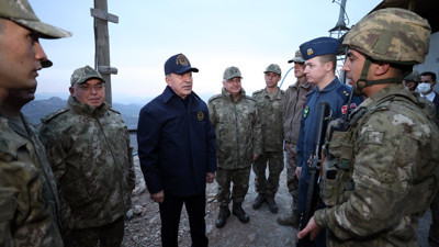 Bakan Akar, sınırın sıfır noktasından Pençe Kilit Operasyonu’nu takip etti