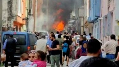 Bursa'da tek motorlu uçak düştü! Mahalle arasına düşen uçakta iki pilot hayatını hayatını kaybetti. Bazı otomobiller küle döndü