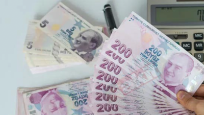 İkramiye ve emekli aylıklarına yüzde 25 zam geliyor. Emekli maaşları 1500 TL artacak. Memurların gözü kulağı 3600 Ek Gösterge'de. Ek göstergeyle ilgili yeni ayrıntılar ortaya çıktı
