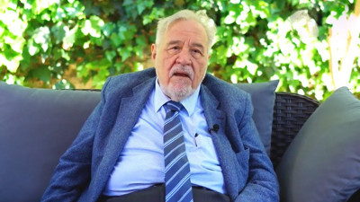 İlber Ortaylı mülteciler konusunda Halk Tv'de başka A Haber'de başka mı konuştu? İlber Ortaylı o iddialara ateş püskürdü. Ortaylı parayla vatandaşlık satılmasına sert çıktı. İşte İlber Ortaylı'nın o açıklamaları...