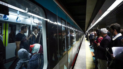 Marmaray'a binecekler dikkat: Kesinti olabilir! Marmaray'da gecikme yaşandı. Deprem afeti haliyle ulaşımı da etkiledi. Marmaray seferleri gecikmeli olarak seyretti
