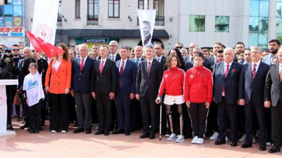 İstanbul'da 19 Mayıs Atatürk'ü anma, Gençlik ve Spor Bayramı kutlamaları başladı! İlk tören Taksim Cumhuriyet Anıtı'nda yapıldı. İşte İstanbul'un 19 Mayıs tören programı