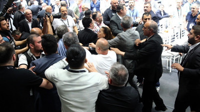 Beşiktaş Genel Kurulu'nda büyük kavga. Salon karıştı, kulüpte görev alan bir çalışan Berk Tunca'nın üstüne yürüdü (Foto Galeri)