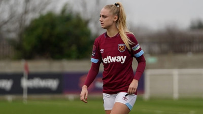 Aston Villa Kadın Futbol Takımı'nda forma giyen Alisha Lehmann'ın havuz başındaki bikinili pozu nefesleri kesti
