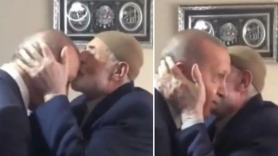 Cumhurbaşkanı Erdoğan'dan, elini öpmek isteyen yaşlı adama: 'Alnımdan öp'